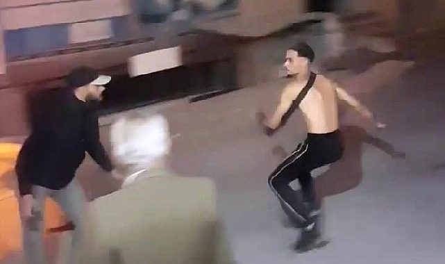 Esenyurt’ta bir kişi elindeki bıçakla etrafa saldırdı! Linç edildi