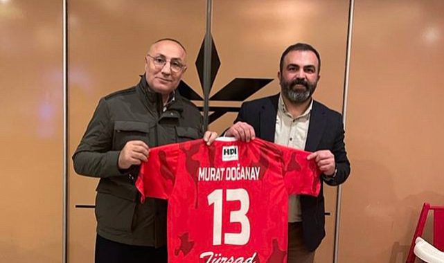 Galatasaray'ı mağlup eden TÜRŞAD'dan ASAD Başkanı Murat Doğanay'a forma ve plaket jesti