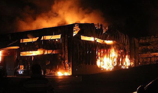 Hatay'da mobilya fabrikasında yangın! Fabrika kül oldu
