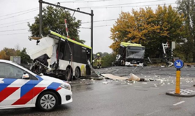 Hollanda'da tren otobüs biçti! feci kaza