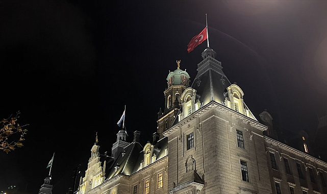 Hollanda Rotterdam'da Türk Bayrakları asıldı