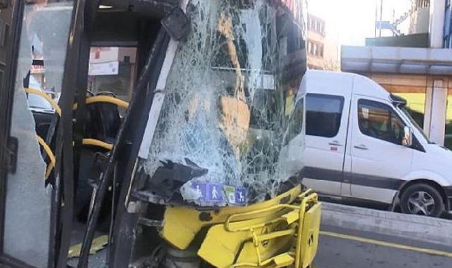 Kadıköy'de İETT otobüsü otomobili önüne kattı, bariyerlere çarptı