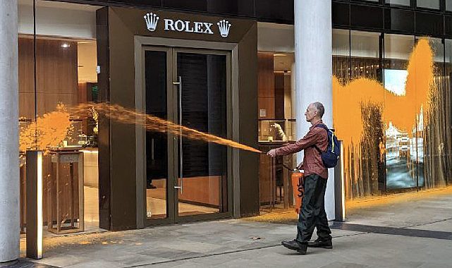 İklim aktivistleri Rolex mağazasını turuncuya boyadı!