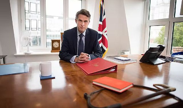İngiltere'de Devlet Bakanı Gavin Williamson istifa etti