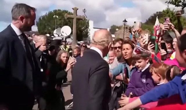 İngiltere Kralı 3.Charles'a yumurtalı protesto!