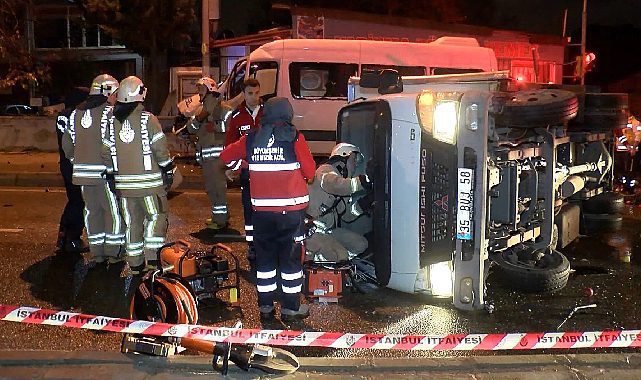 İstanbul&#039;da korkunç kaza! Kamyonet ile minibüs çarpıştı: 1 ölü