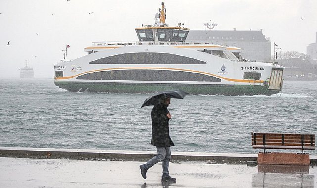 İstanbul'da lodos deniz ulaşımını aksattı! Seferler iptal