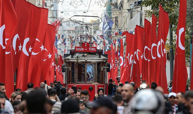 İstiklal Caddesi 1200 tane Şanlı Türk Bayrağı ile donatıldı
