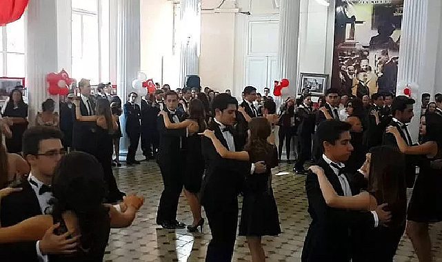 İzmir Atatürk Lisesi 29 Ekim Cumhuriyet Bayramını vals gösterisi ile kutladı!