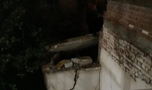 İzmir'de yoğun yağış evin çatısının düşmesine yol açtı