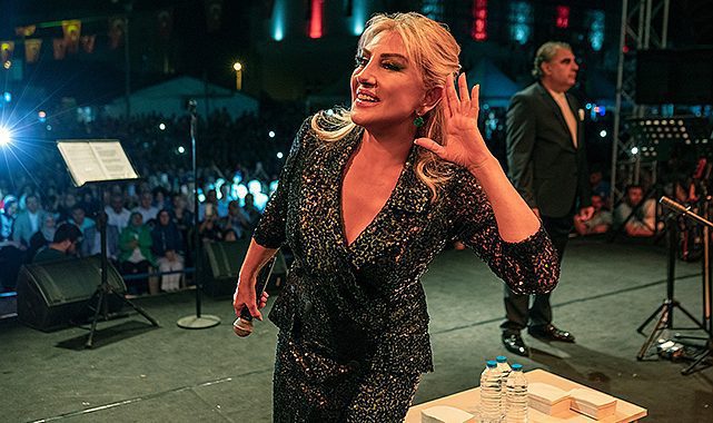 İzmir Kınık'ta Muazzez Ersoy rüzgarı esti
