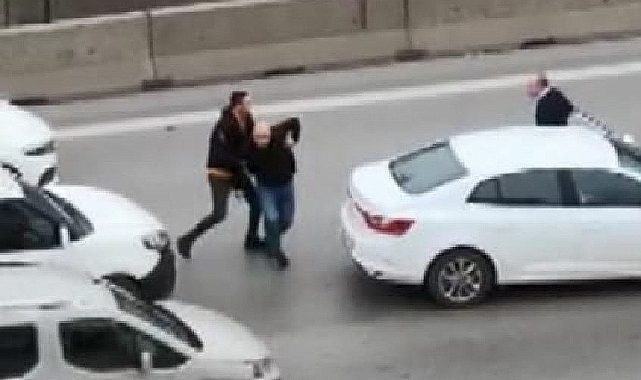 Kadıköy'de yol verme kavgası! Birbirlerine girdiler