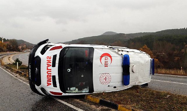 Kastamonu'da ambulans devrildi