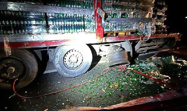 Lastik değiştirirken tır çarptı: 2 ölü