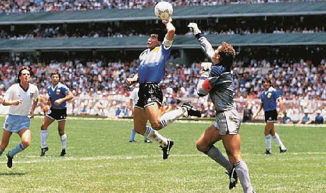 Maradona yüz yılın gölünü "Tanrı'nın Eli" ile atmıştı! o top açık artırmada!
