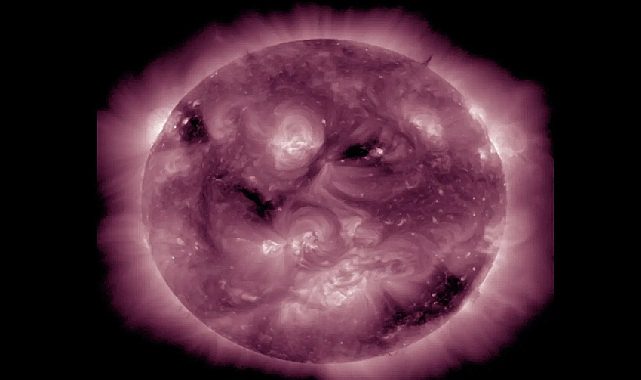 Nasa fotoğrafladı! Gülen Güneş yüzünü astı
