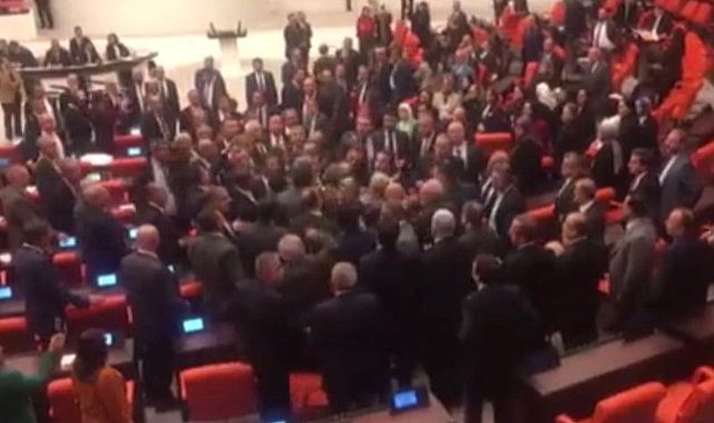 Numan Kurtulmuş konuşma yaparken Meclis bir anda karıştı