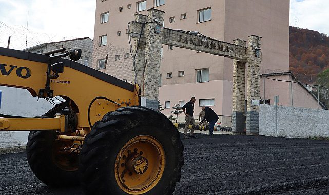 Ordu'da yol bakım ve asfalt çalışmaları Akkuş ilçesinde aralıksız sürüyor