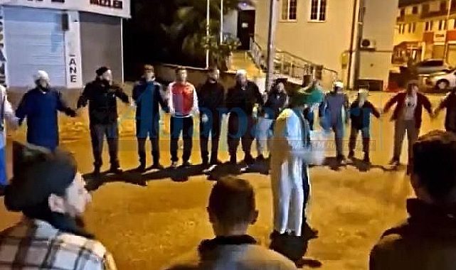 Sakarya'da sokak ortasında zikir çektiler!
