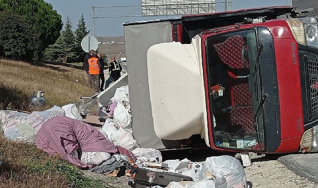 Silivri'de kamyon devrildi! Eşyalar otoyola saçıldı