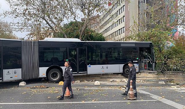 Son dakika:Kadıköy'de metrobüs yoldan çıktı, duvara çarptı