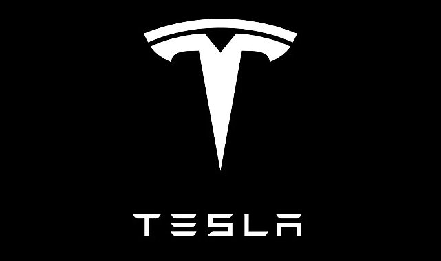 Tesla Model 3, bu viral videoda dev zincirlere sahip 6 tonluk bir tanka dönüşüyor!