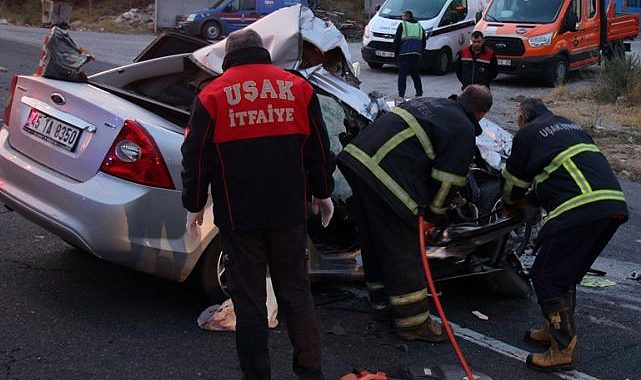 Uşak'ta korkunç trafik kazası! Kamyona arkadan çarpan gençler araç için feci şekilde yaşamını yitirdi...