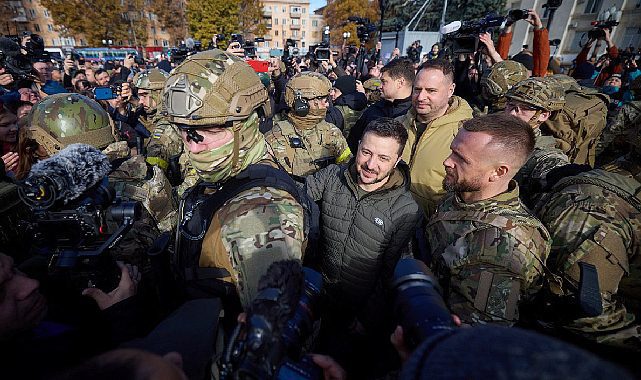 Zelenski Herson'da sevgi seliyle karşılandı