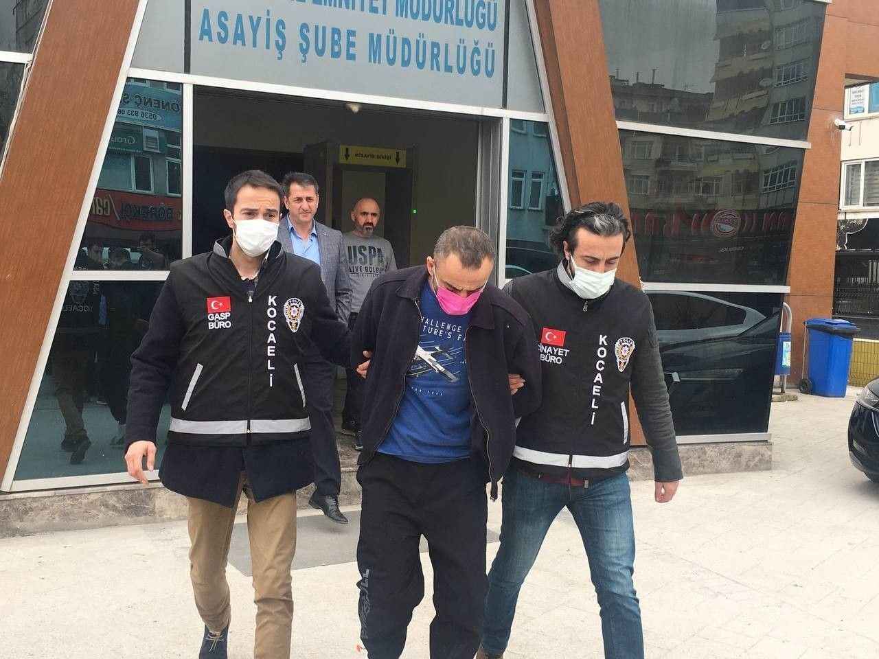 Eşini sırtından bıçaklayarak öldürdü: Asılmak istiyorum