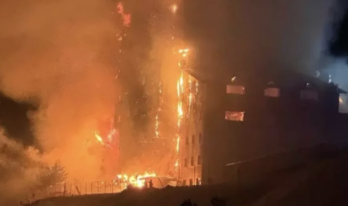 Kartalkaya faciasının yaraları henüz yeni sarılmışken... Bursa Uludağ'da otel yangını