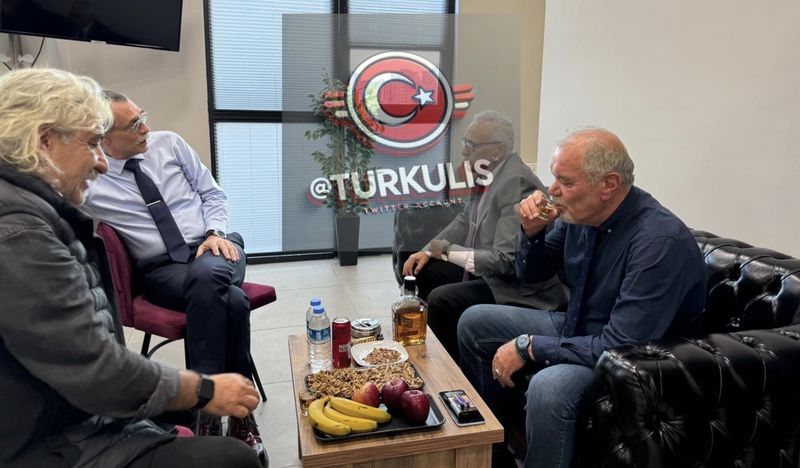 Orası belediye mi? Erdal Beşikçioğlu'nun viskili fotoğrafı tepki çekti