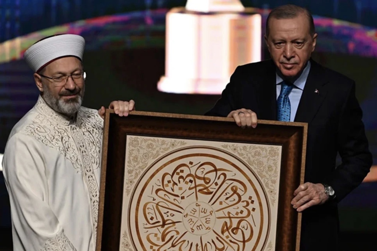 O ayetin anlamı ne? Ali Erbaş'ın Erdoğan'a hediyesi sosyal medyayı karıştırdı