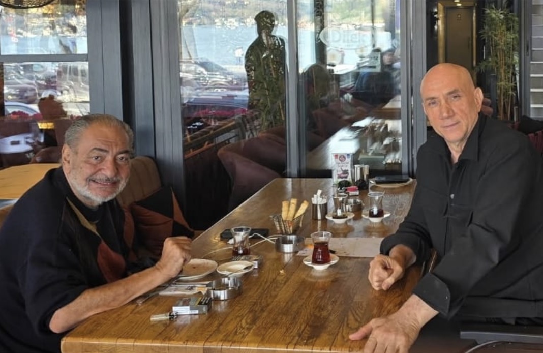 Türk televizyonlarının kralı tahtını geri almaya geliyor! Reha Muhtar ile Ertan Özyiğit'ten Emirgan'da sürpriz buluşma