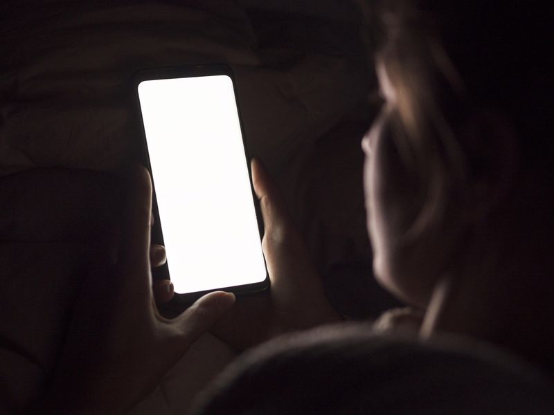 Gece şarj alışkanlığı telefonlara zarar veriyor mu? Uzmanlar uyarıyor!
