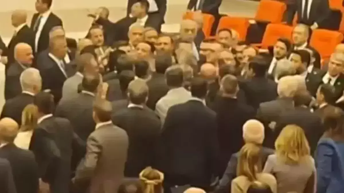 Kolonya şişesi havalarda uçuştu! Meclis'te yüksek tansiyon