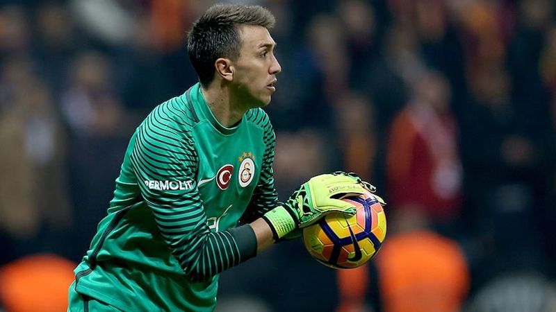 Takımdan ayrılığı konuşulurken! Galatasaray'dan sürpriz Muslera kararı