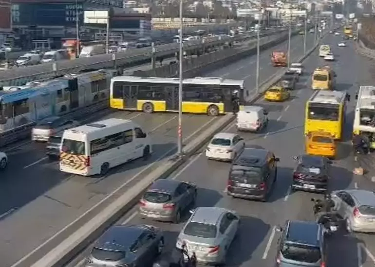 E-5'te trafik alt üst oldu! İETT otobüsü kaza böyle yaptı