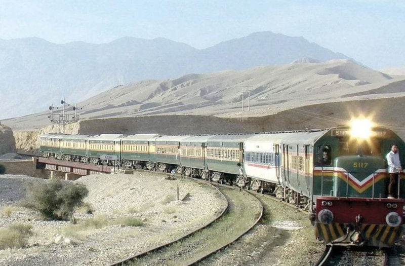 Yüzlerce kişi... Pakistan'da trene korkunç saldırı
