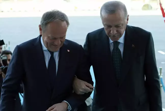 Polonya Başbakanı yürüyemedi, Erdoğan son anda kolundan yakaladı