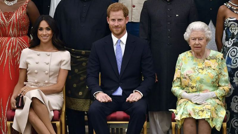 Kraliyet Ailesi'nden Harry ve Meghan hamlesi: Bireysel profiller kaldırıldı