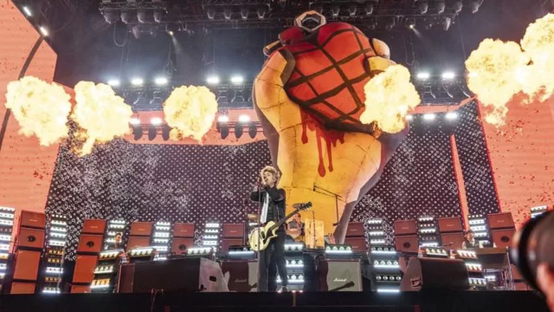 Green Day Coachella 2025’te Sahneye Damga Vurdu: Havai Fişekler Yangına Neden Oldu