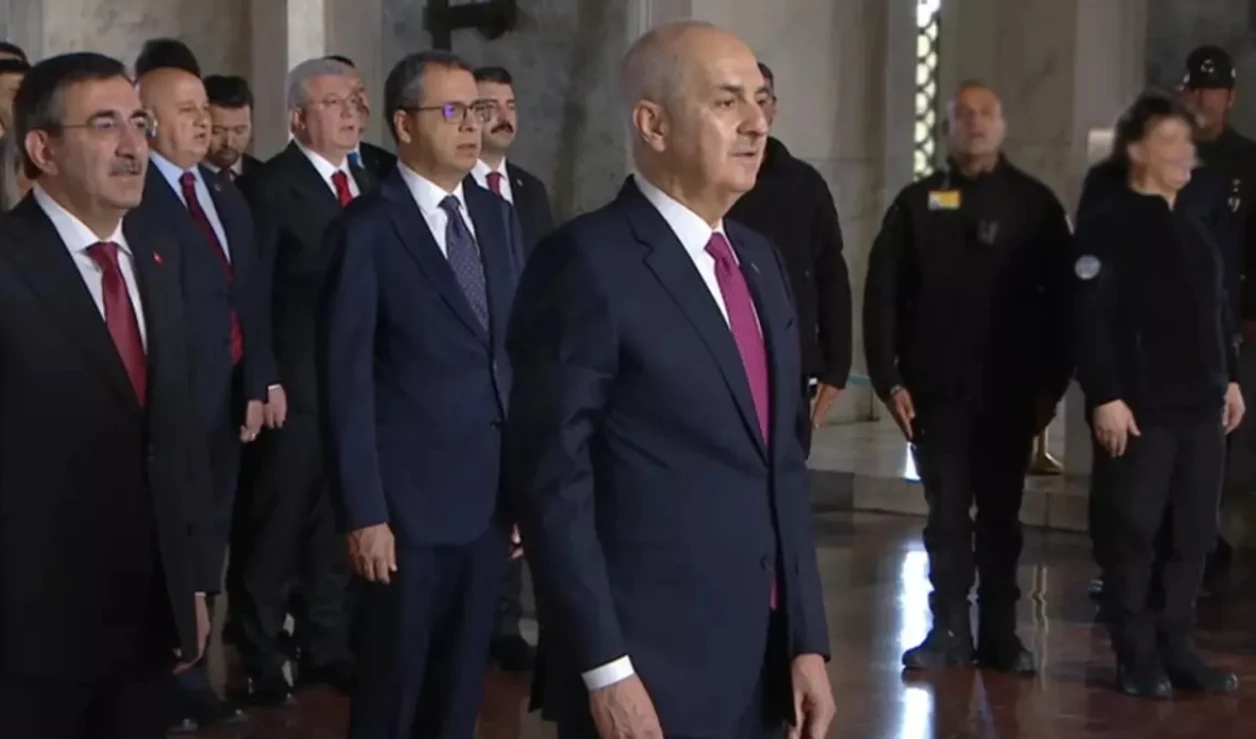 23 Nisan coşkusu... Devlet Anıtkabir'de Atatürk'ün huzurunda