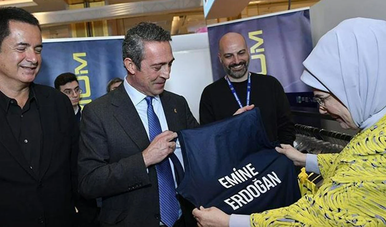 Ali Koç'tan Emine Erdoğan'a forma sürprizi