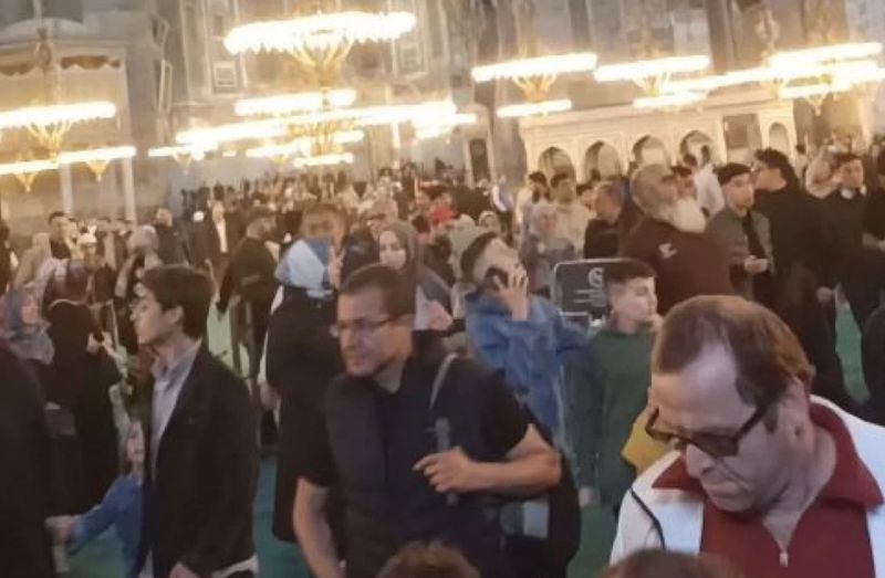 Ayasofya'da deprem anı! Korku ve panik