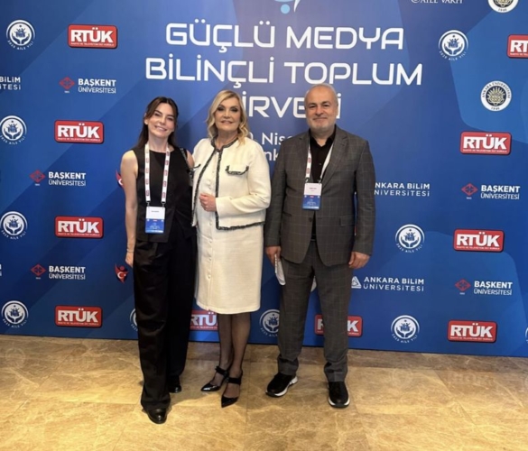 Ankara'daki RTÜK etkinliğinde Derya Baykal, menajeri Ece Akdeniz ve Son Havadis Yönetim Kurulu Başkanı Yüksel Aman bir arada.