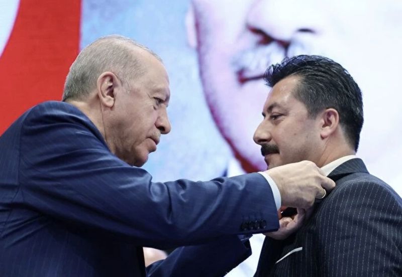 İYİ Parti'den AK Parti'ye büyük göç! Rozetlerini Erdoğan taktı