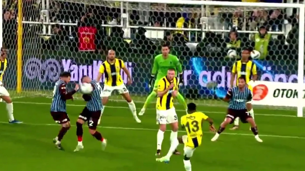 Fenerbahçe - Trabzonspor maçına penaltı pozisyonu damga vurdu