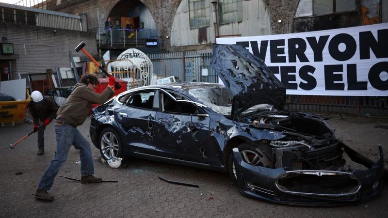 Balyozlarla Tesla parçaladılar! İngiltere Elon Musk'tan nefret ediyor