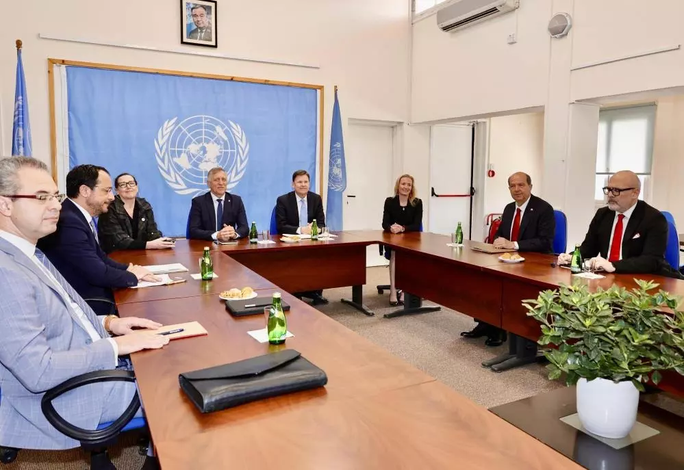Kıbrıs'ta tarihi liderler görüşmesi: Tatar ve Hristodulidis ara bölgede bir araya geldi