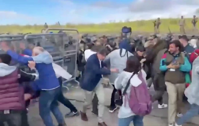Polise taşlı saldırı! Öcalan'ın doğum gününde yüksek gerilim